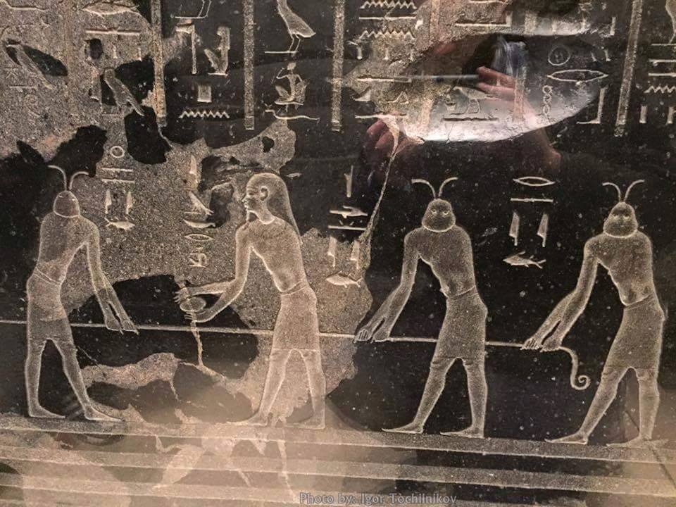 Включи древности. Древние пришельцы петроглифы. Египет древнее древние пришельцы. Древние фрески Египта НЛО. Наскальные рисунки Египта с инопланетянами.